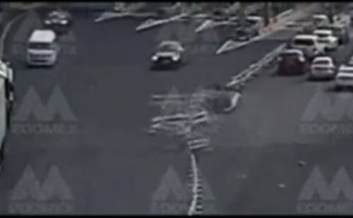 Video: Auto vuelca sobre la México-Toluca en La Marquesa